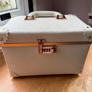 Vintage STYLE Makeup Case White Embossed